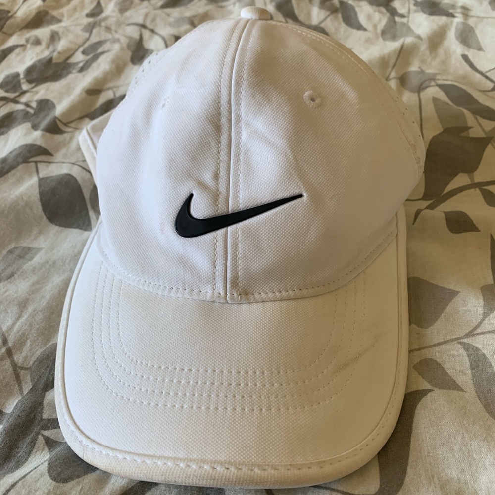 WHITE NIKE GOLF HAT ‼️‼️